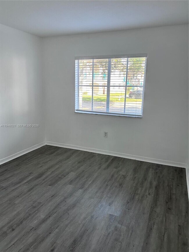 Building Photo - 1270 SE 31st Ct