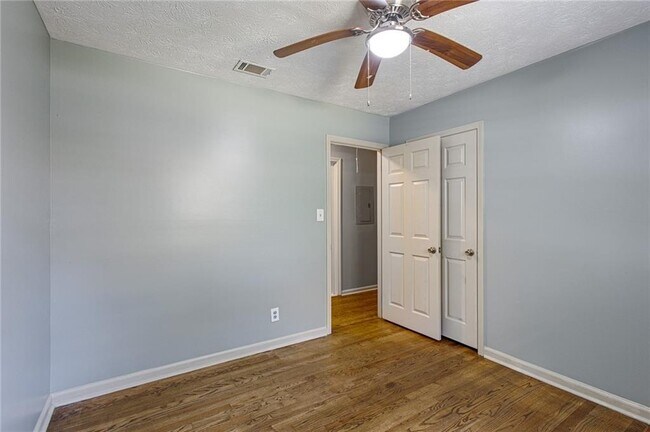 Building Photo - 4979 Paris Ave