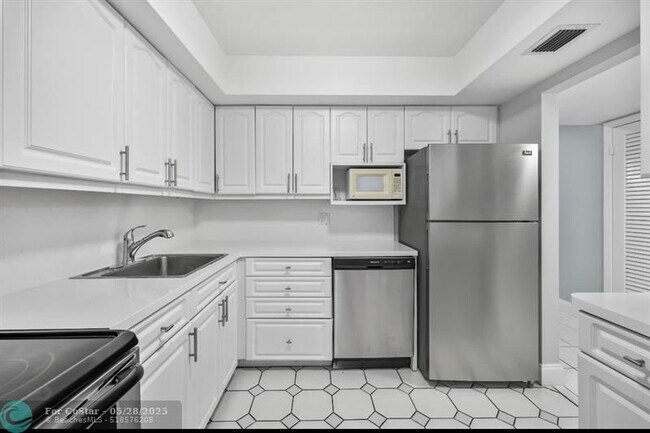 Building Photo - 6100 S Falls Cir Dr