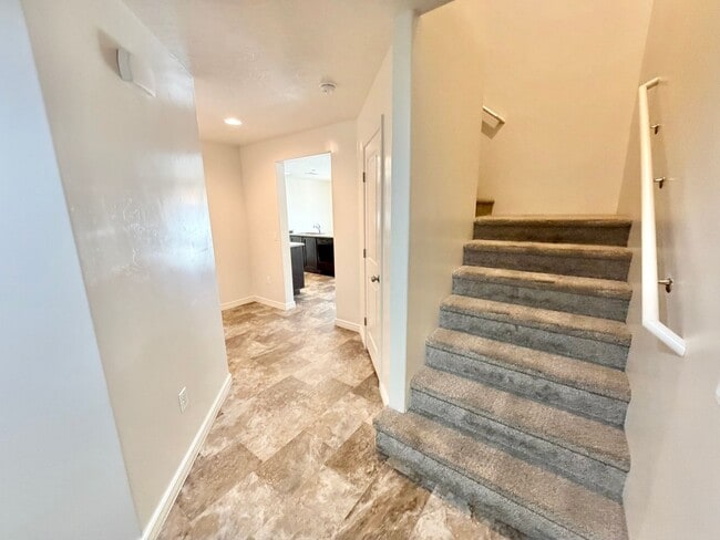 Building Photo - Town home in Little Valley Area. End Unit!!