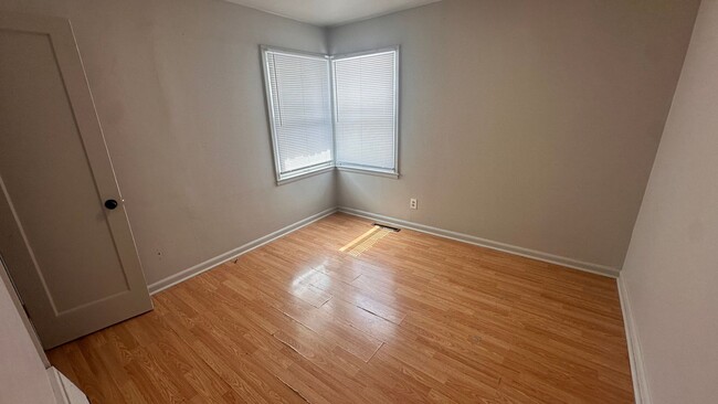 Building Photo - $895 - 2 bed 1 bath - Single Family Home