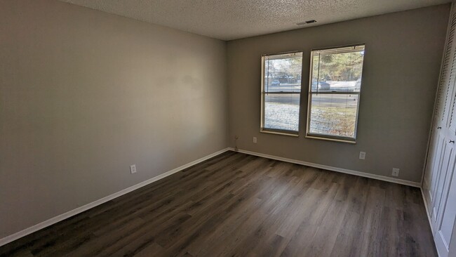 Building Photo - AWESOME FRESHLY REMODELED 3-BEDROOM TOWNHO...