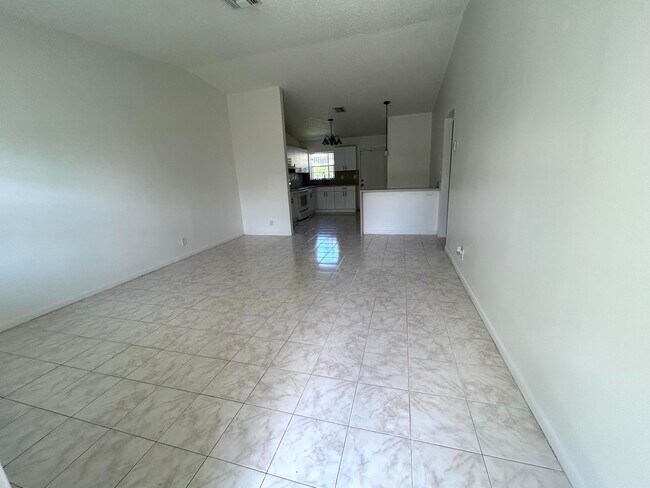 Building Photo - 6140 SW 41st Ct