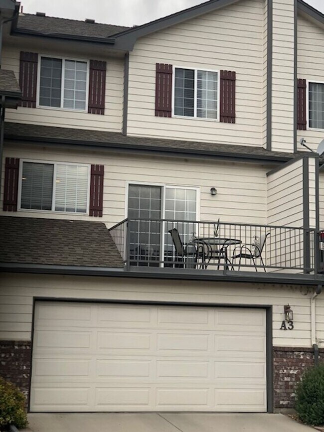 Building Photo - Spacious 3 bed, 2.5 bath Townhome in Ridgewood Hills!