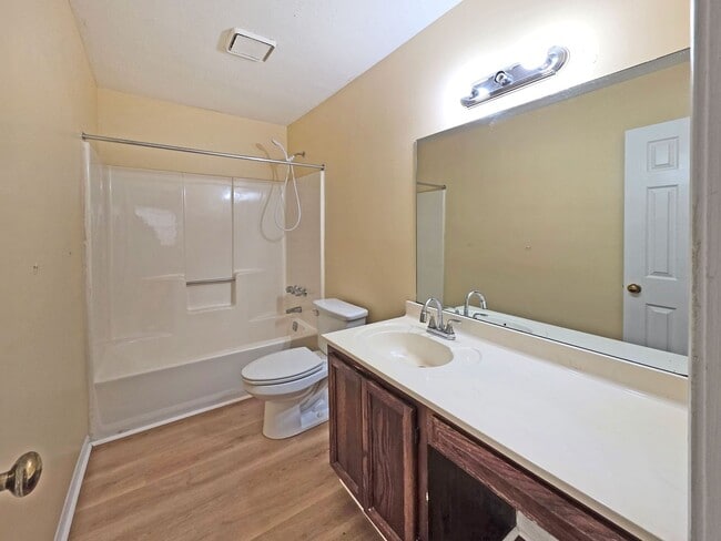 Building Photo - Charming 2-Bedroom Duplex in the Heart of ...