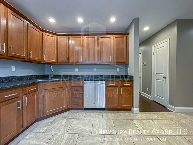 Building Photo - 147 Banksville Pl