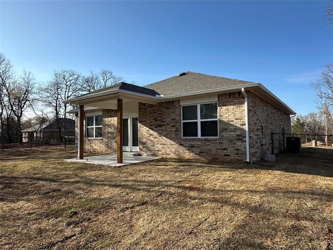 Building Photo - 17030 Oak Dr