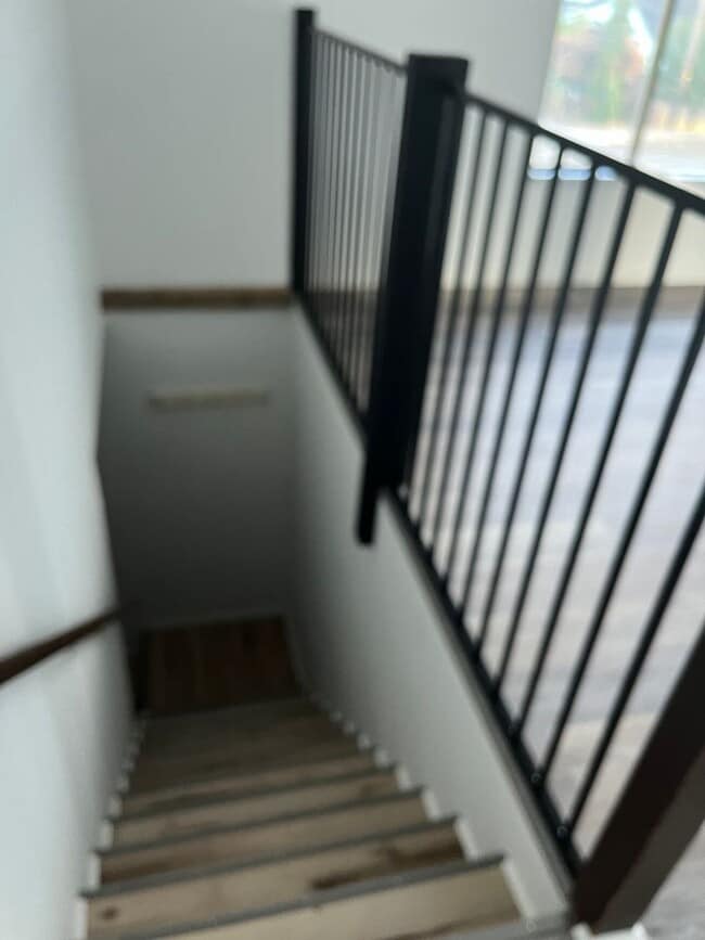 Building Photo - Sutherlin Upstairs 2 bedroom apartment on Comstock