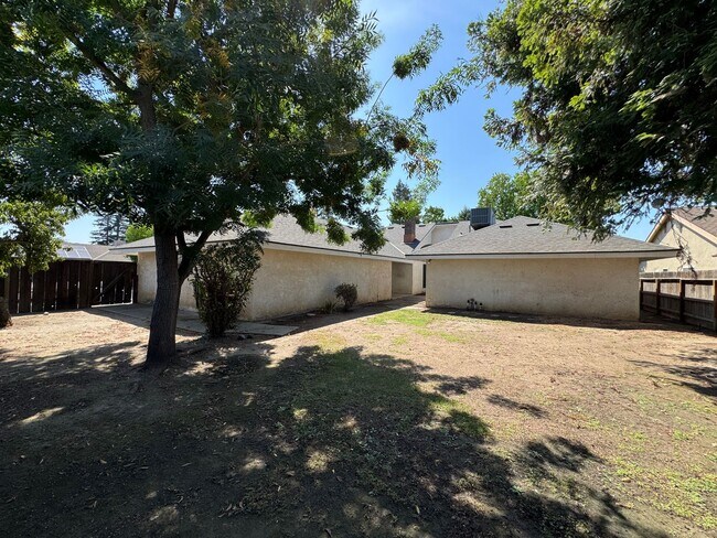 Building Photo - 657 W Escalon Ave