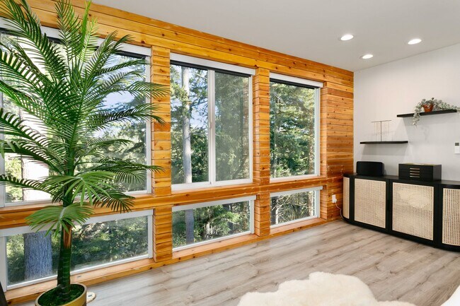 Building Photo - Gorgeous House in a Family-Friendly neighb...