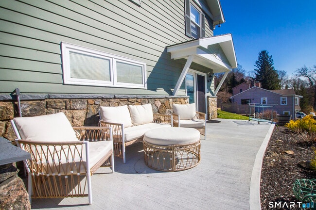 Building Photo - 14 Lake Dr N