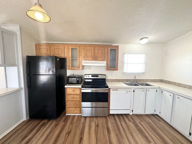 Building Photo - 3 Bed 2 Bath Sitting on 2 Acres