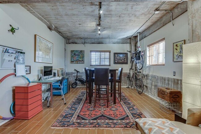 Building Photo - 1209 N Harvey Ave