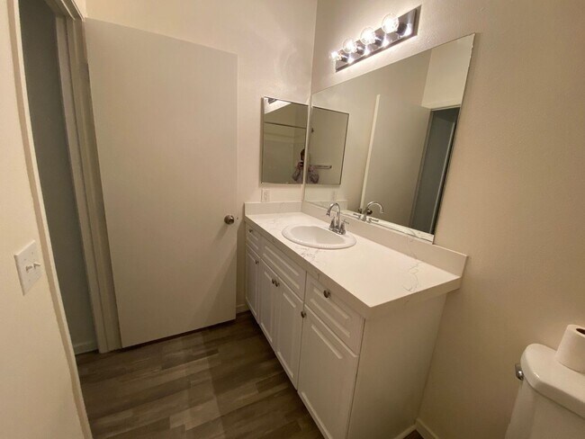Building Photo - Great 2 Bedroom Condo!