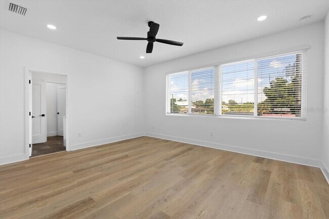 Building Photo - 2608 W Columbus Dr