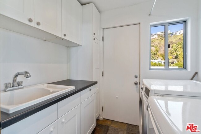 Building Photo - 8614 Hollywood Blvd