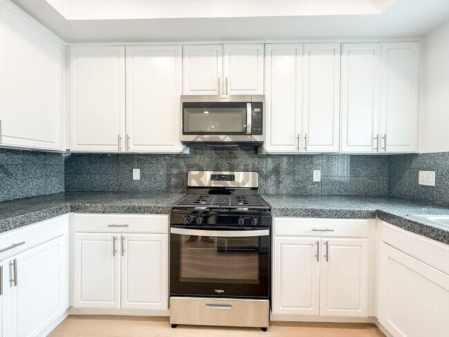 Building Photo - 11035 Moorpark St