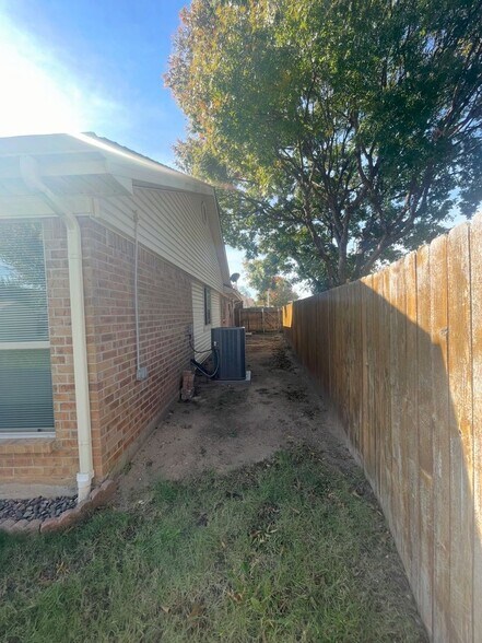 Building Photo - 2201 Sage Ln