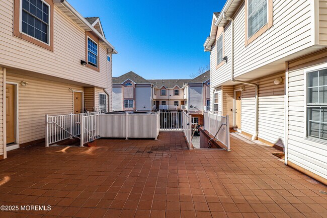 Building Photo - 105 Adamecs Way