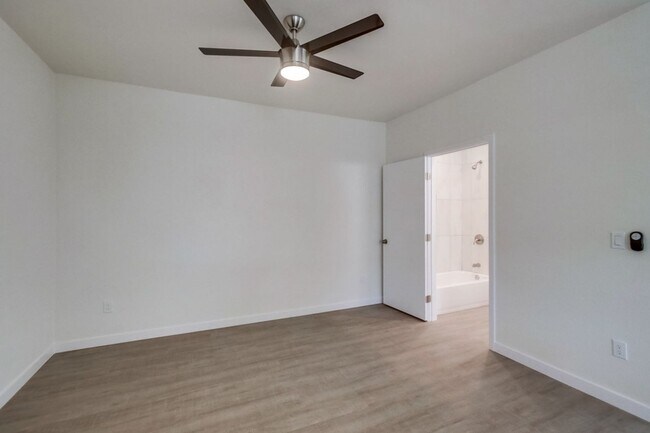 Building Photo - XL Studio - Newly renovated with large wal...
