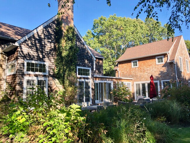 Building Photo - 10 Deer Path