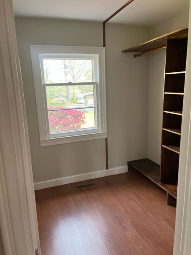 Building Photo - AVAILABLE NOW! Open house 10/20/2025 from ...