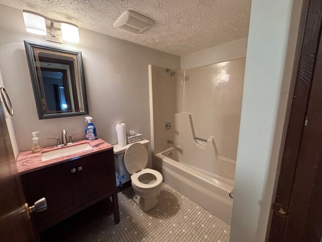 Building Photo - Beautiful 2 Bedroom 2 Bathroom apartment i...
