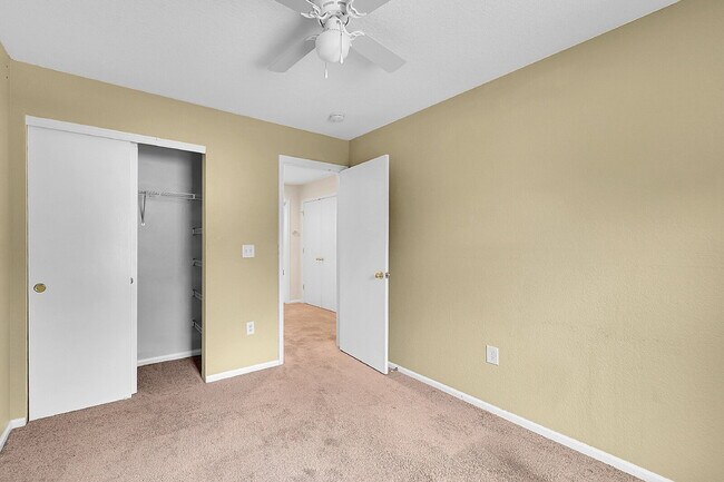 Building Photo - $2,550 - 3 Bed, 2 Bath End Unit Townhome w...