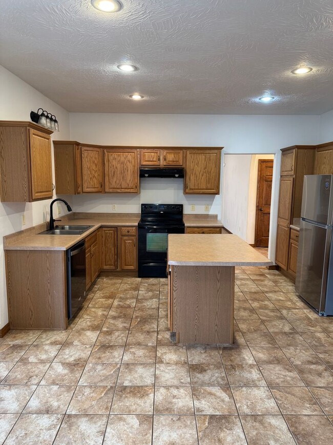 Building Photo - Move in ready, 3 Bedroom, 2 Bathroom Home ...