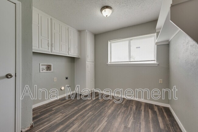 Building Photo - 743 Kings Ln