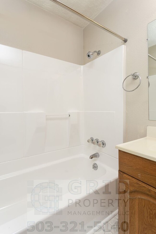 Building Photo - 3+ Bedroom House w/ Large Backyard - Southeast Portland!