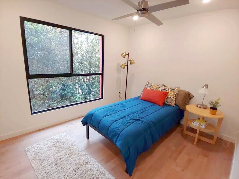 Building Photo - 654 N Virgil Ave