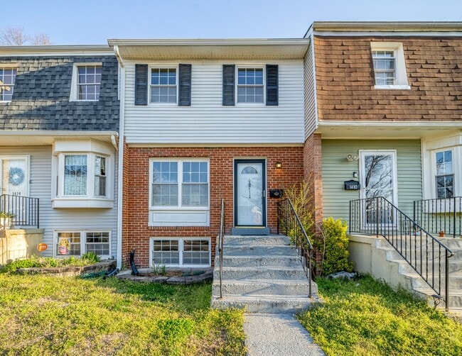 Building Photo - Spacious 3-Level Townhouse with Finished Basement and Fenced Patio