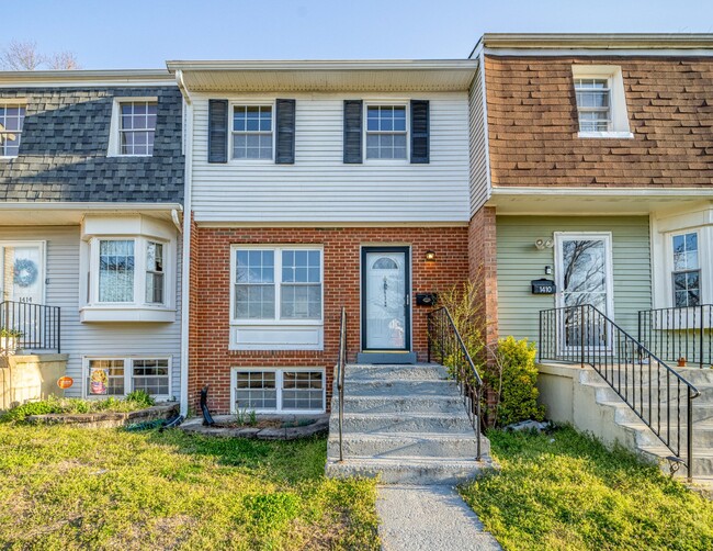 Building Photo - Terrific townhouse with off-street parking...