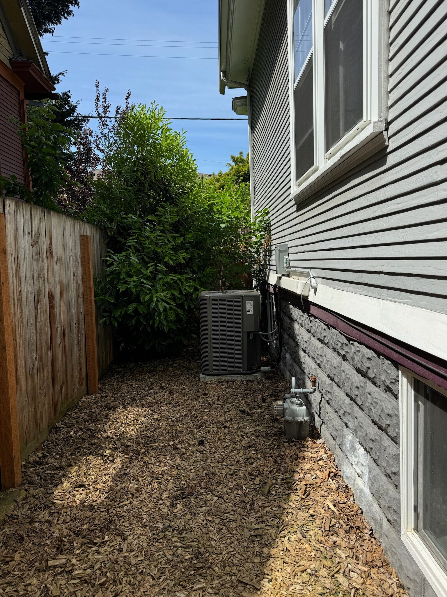 Building Photo - 634 NE 28th Ave