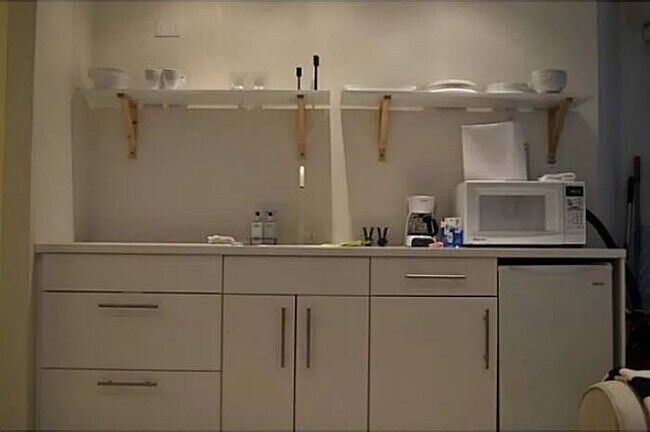 Building Photo - "Chic 1-Bedroom Retreat in the Heart of Miami Beach – Your Ideal Urban Sanctuary!"