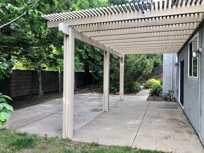 Building Photo - Spacious and beautiful 3 bedroom 2.5 bath ...