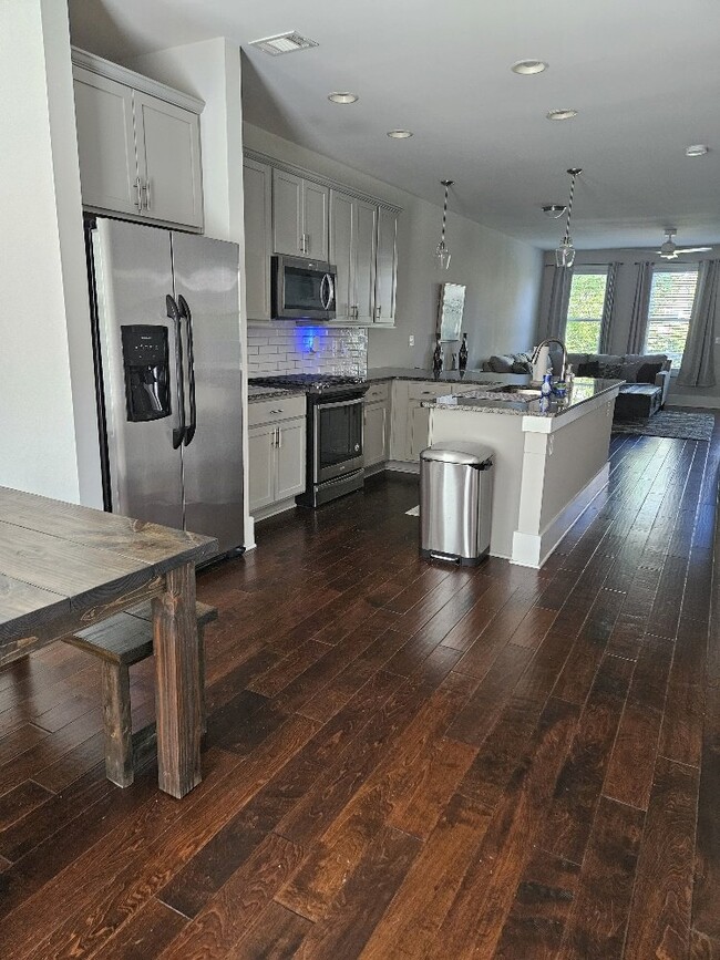 Building Photo - Furnished, 6 - 9 Month lease available.  L...