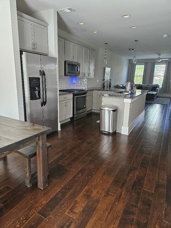 Building Photo - Furnished, short-term lease available now ...