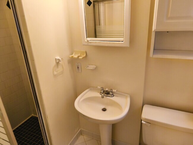 Building Photo - Centrally Located McLean Home with Ample S...