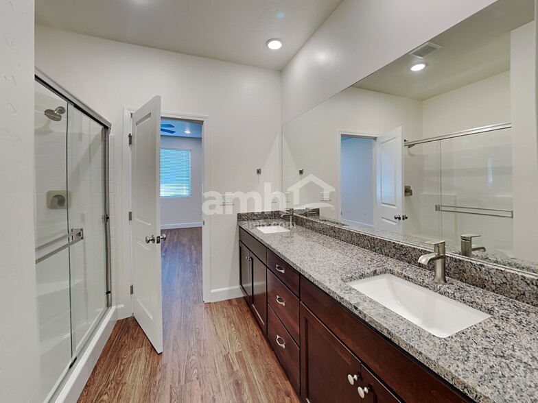 Building Photo - 1854 N Oconner Ave