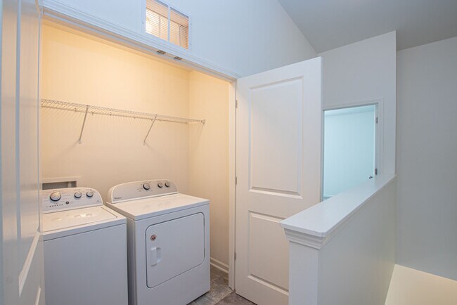 Building Photo - BEAUTIFUL Two Bedroom Townhome - Pineville Regent Park - Available Now