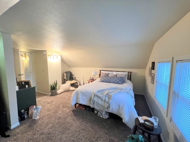 Building Photo - Convenient location, walking distance to KSU Campus! - Pre-Leasing for 26/27 School Year!