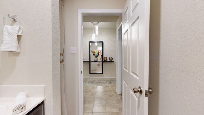 Building Photo - Stunning 4 bedroom home in pristine condition!!!