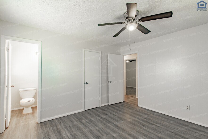 Building Photo - 717 SW Ranch Oak Blvd