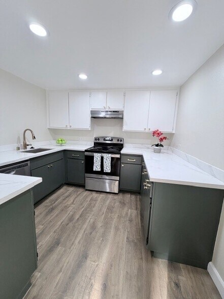 Building Photo - 1635 E Cypress St