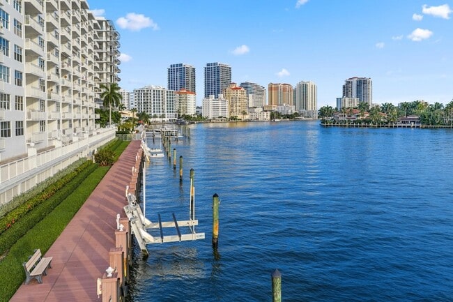 Building Photo - 511 Bayshore Dr