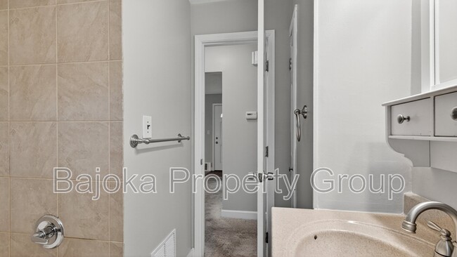 Building Photo - 648 Mayflower Ave