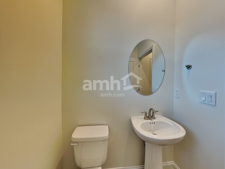 Building Photo - 870 Jubilation St