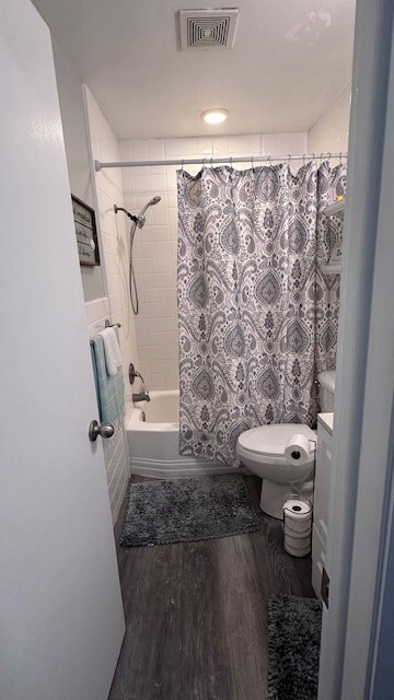 Guest Bathroom bathtub - 8100 15th Way N